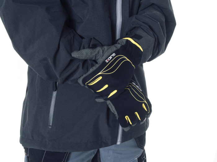 Person med skyddshandskar.