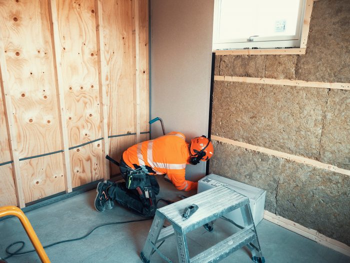 Snickare som skruvar gips