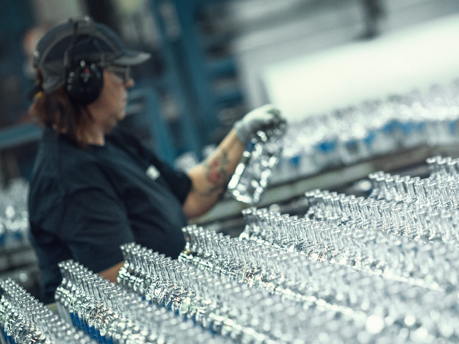 Arbetare som skyddar sig mot buller med hörselskydd