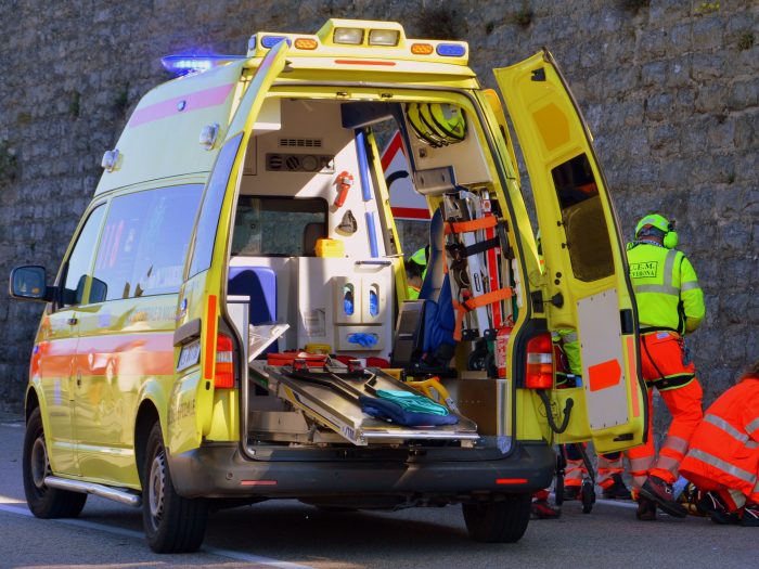 Ambulans som tar hand om skadade efter en arbetsplatsolycka. 