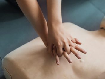 Utbildning i HLR och hjärtstartare